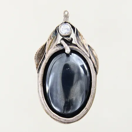 Hänge med svart samt vit sten 40x22mm saknar ögla otydlig stämpel silver 925/1000 Vikt: 9,4 g