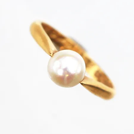 Ring med odlad pärla, Stl:18¾, bredd: 2,9-7,5mm, gravyr, 23K Vikt: 5,1 g