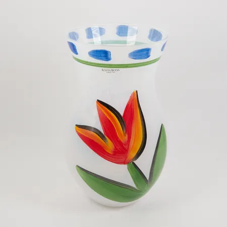 Vas, höjd 20cm, Ø11cm, Tulipa, signerad Ulrica Hydman Vallien #49713, etikettmärkt Kosta Boda, handmålat klarglas Skickas med paket.