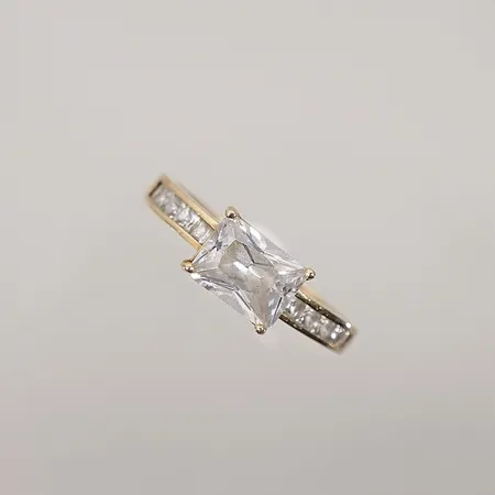 Ring med vita stenar Ø18mm bredd 2-6,5mm 18k Vikt: 2,7 g