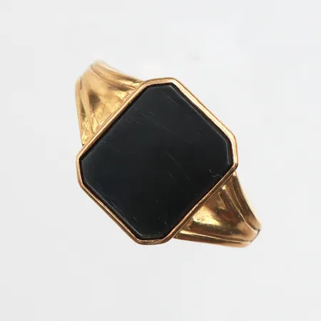 Klackring med onyx, Stl:18, bredd: 3,2-14,8mm, repig samt lös sten, skenan i 20K, fattningen i 18K Vikt: 9,7 g