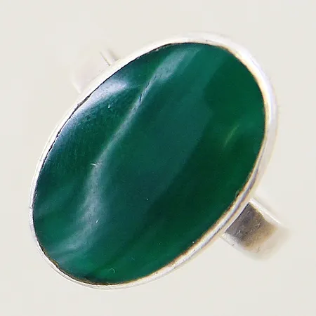 Ring med grön sten stl:18¼ bredd 3-21mm något skev silver 925/1000 Vikt: 6,2 g
