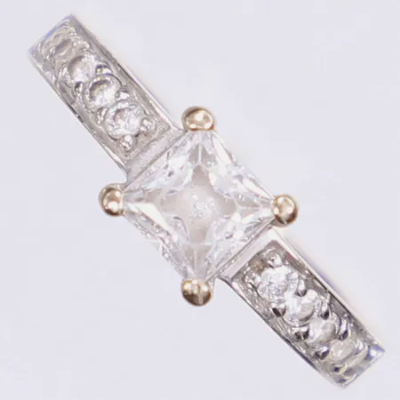 Ring med vita stenar stl:16¼ bredd 2-6mm slitna stenar 18K Bruttovikt: 2,6g Vikt: 2,6 g