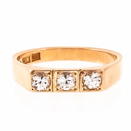 Ring med tre vita stenar stl:16¾ bredd 2,4-3,8mm, 18K 3,4g.