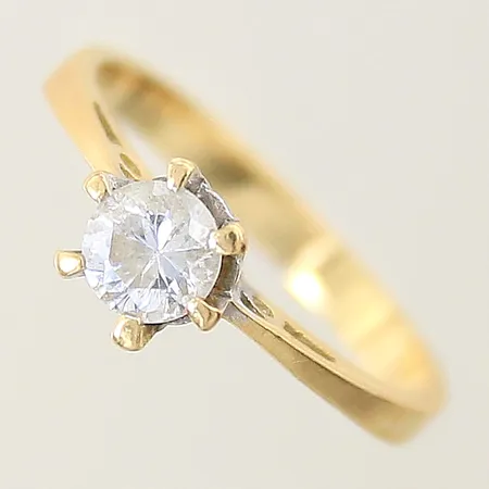 Ring med vit sten stl:17¾ bredd 2,5-5mm 18K Vikt: 2,5 g