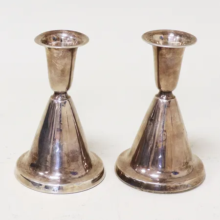 Ett par ljusstakar höjd 11cm, fot Ø7cm, smärre märken, fylld botten, bruttovikt 304g, silver 830/1000