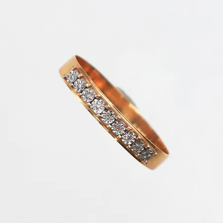 Ring med diamanter 9 x ca. 0,005ct, Stl:20, bredd: 3,3mm, Guldfynd, 18K Vikt: 1,6 g