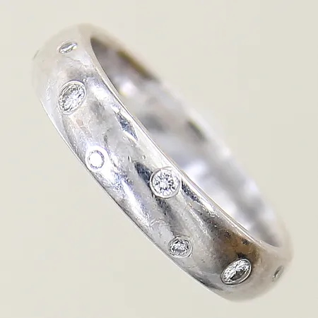 Ring med diamanter 6xca 0,01ct, 6xca 0,02ct stl:17¾ bredd 4,5mm vitguld 18K Vikt: 6,9 g