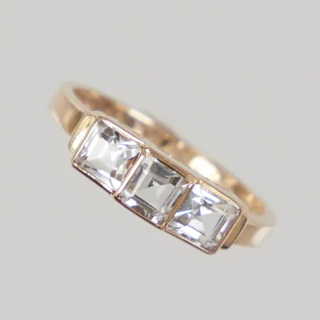 Ring med vita stenar, stl 17¼, bredd 1,8-4,9mm, nagg på stenar, gravyr, 18K Vikt: 3,2 g
