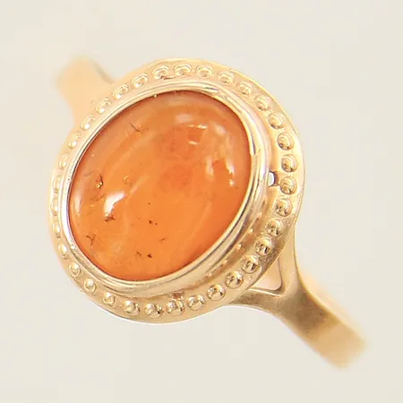 Ring med bärnsten stl:18¾ bredd 1,9-12mm skev skena 18K Vikt: 1,7 g