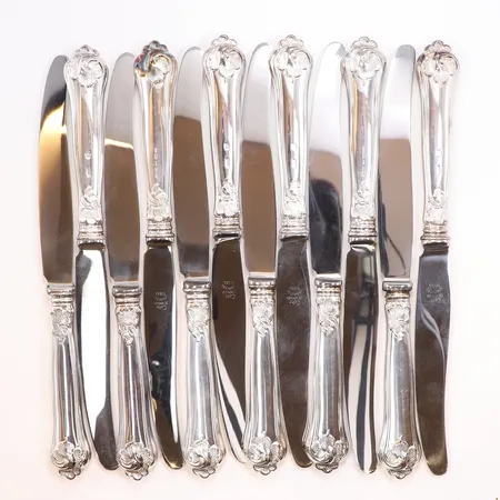 12 Knivar, längd 22cm, bredd 12-18mm, blad i rostfritt stål, handtag i 830/1000 silver, bruttovikt, 874,2g Vikt: 874,2 g