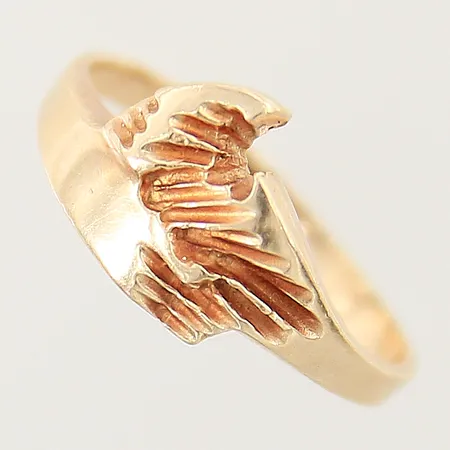 Ring med dekor stl:19¼ bredd 2,3-10mm ostämplad 14K Vikt: 3,6 g