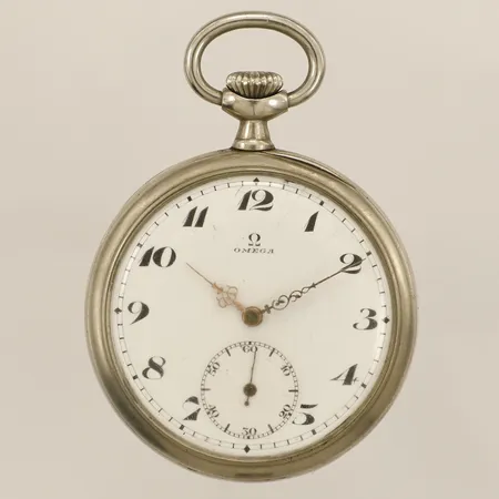 Fickur Omega Ø53,0mm boettnummer:6014155 serienummer: 5411769 från 1910 liten sekundvisare repigt, skadat glas, vitmetall
