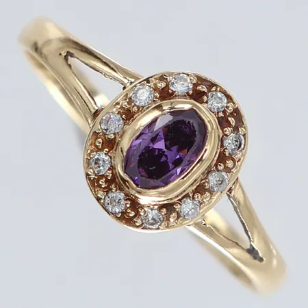 Ring med lila och vita stenar stl:18¼ bredd 1,8-9mm ostämplat 14K.  Vikt: 1,7 g