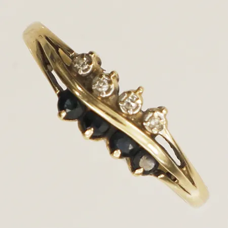 Ring blå stenar samt diamanter 4xca0,005ct stl:17½ bredd 5,8mm ojämnheter på skena 14K Vikt: 2 g