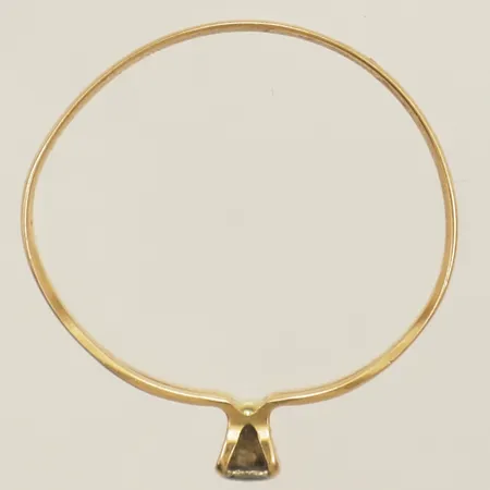 Ring med vit sten stl:18½ bredd 2mm skev skena 18K Vikt: 1,2 g
