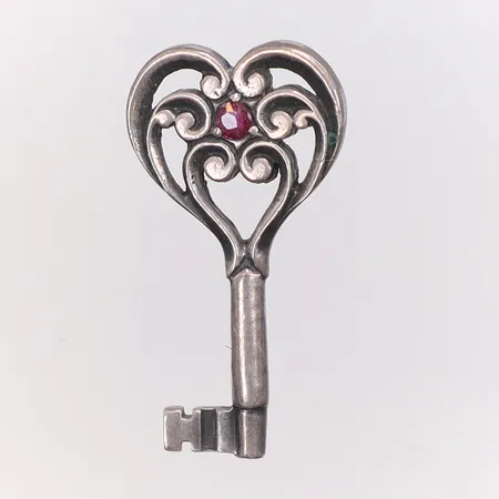Hänge i form av nyckel med röd sten, 27x14mm, 925/1000 silver Vikt: 2,2 g