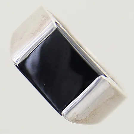 Klackring med svart sten GHA stl:17½ bredd 4,5-10mm silver 925/1000 Vikt: 6,6 g