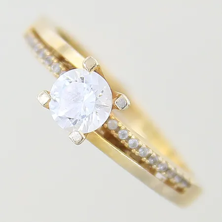 Ring med vita stenar stl:20 bredd 2-6mm mitten sten lös ostämplad 14K Vikt: 3,4 g