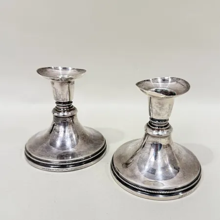 Ett par ljusstakar Löfman MGAB höjd 8cm ena något bucklig, fyllda silver 830/1000 bruttovikt: 319,2g Vikt: 0 g