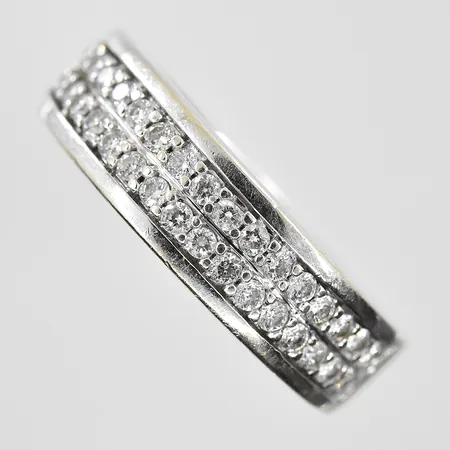 Ring med diamanter 0,50ctv GHA stl:18½ bredd 5-6 mm, viguld, 18K. Vikt: 7,4 g