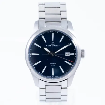 Herrur Carl Gustaf CG39 Steel Royal Blue Automatic stål 39mm, datum, safirglas, länk i stål, viklås, innermått 18,5cm, 3 extralänkar, ej ifyllt certifikat, kvitto från 2024, ask samt låda medföljer. Nypris ca 15.900:-