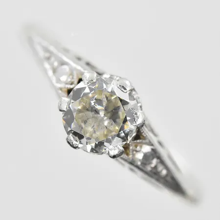 Ring med diamant 0,60ct stl:17½ bredd 2-6 mm, vitguld, 18K. Vikt: 2,5 g