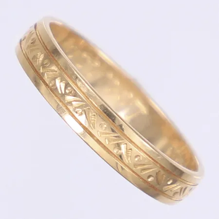Ring mönstrad stl:19½ bredd 4mm gravyr 18K Vikt: 3,6 g