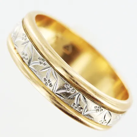Ring mönster stl:17¼ bredd 5mm vit/gulguld gravyr 18K. Vikt: 5,7 g