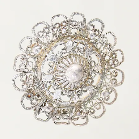 Brosch med filigranarbete Ø40mm något skev silver 925/1000 Vikt: 8,1 g