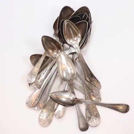 Diverse silverbestick, 2 soppskedar, 9 kaffeskedar, 1 matsked, 2 gafflar, 830/1000 silver Vikt: 345,1 g
