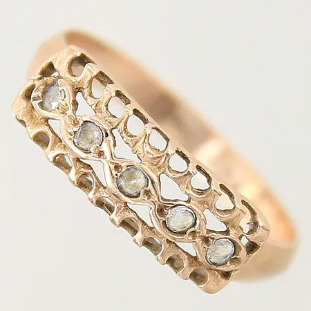 Ring med vita stenar stl:17¾ bredd 2-5mm slitna fattningar 12K Vikt: 1,8 g