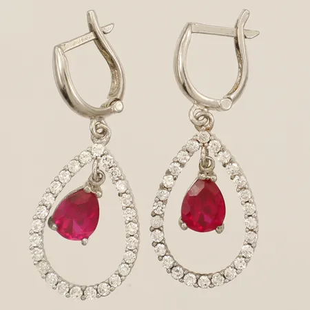 Ett par örhängen med rosa samt vita stenar längd 36,0mm bredd 15,5mm silver 925/1000 Vikt: 5,4 g