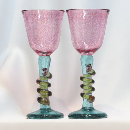 Två Vinglas "Cleopatra", Ulrica Hydman-Vallien för Kosta Boda, höjd 23cm, numrerade, signerade. Skickas med postpaket.