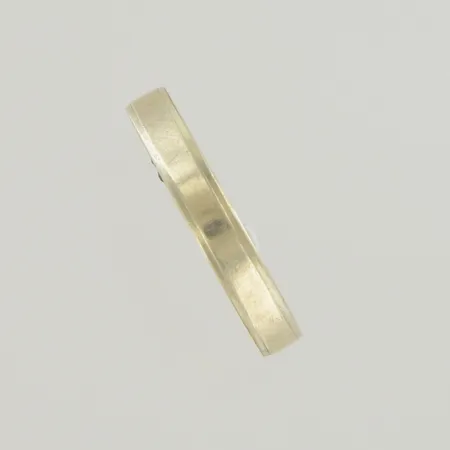 Ring stl:18½ bredd 3 mm, graverad ojämn 9K Vikt: 2,4 g