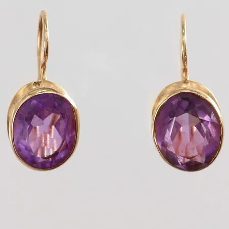 Ett par örhängen med lila stenar 19x8,5mm 14K.  Vikt: 2,1 g