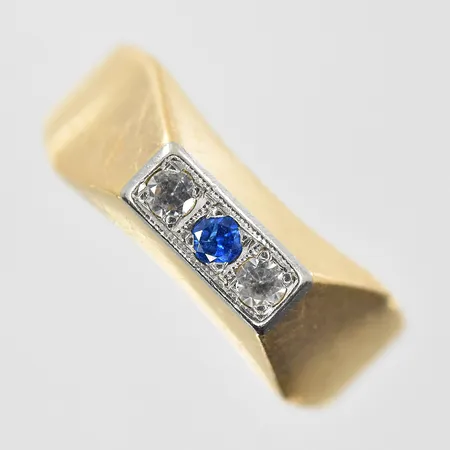 Ring med blå sten och vita stenar stl:16, bredd 3-5 mm, 18K. Vikt: 2,6 g