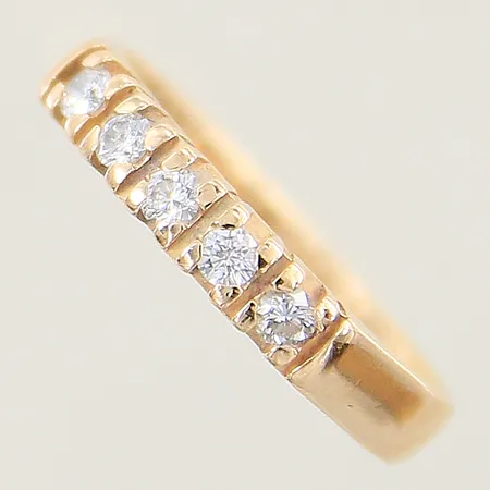 Ring med diamanter 5x ca 0,03ct stl:17 bredd 3,3mm gravyr 18K  Vikt: 3,7 g