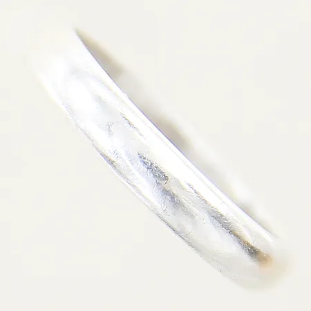 Ring slät stl:18½ bredd 3,6mm bucklig skena, gravyr, spår av storleksändring samt repig silver 830/1000 Vikt: 2,6 g