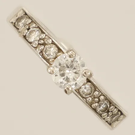 Ring med vita stenar stl:16¼ bredd 3,2-4,5mm silver 925/1000 Vikt: 2,2 g