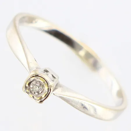 Ring med diamant ca 0,02ct vitguld, stl:16, bredd ca 2mm, 18K Vikt: 1,5 g