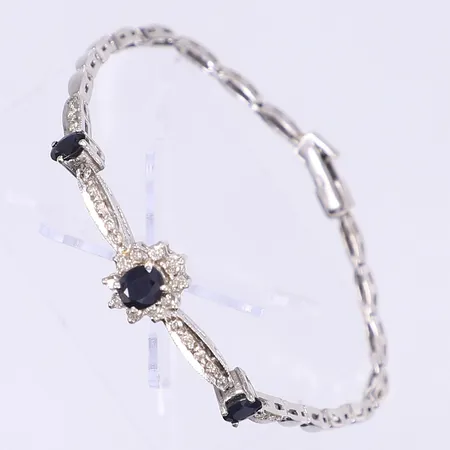 Armband med diamanter tot ca 0,28ct och troligen safirer längd ca 19cm bredd 2-10mm vitguld 18K Vikt: 12,5 g