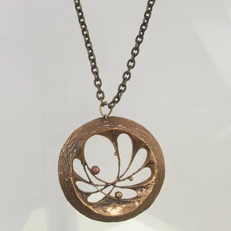 Collier Spiderweb Karl Laine Finland brons, hänge diameter Ø75 mm, kedja ej avtagbar, ca74 cm, stämplad KL på kantrand
