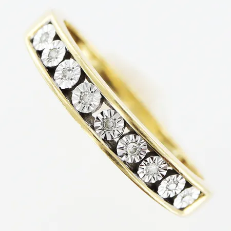 Ring diamanter 9xca0,005ct stl:16½, bredd 1,5-3,5mm, 18K Vikt: 2 g