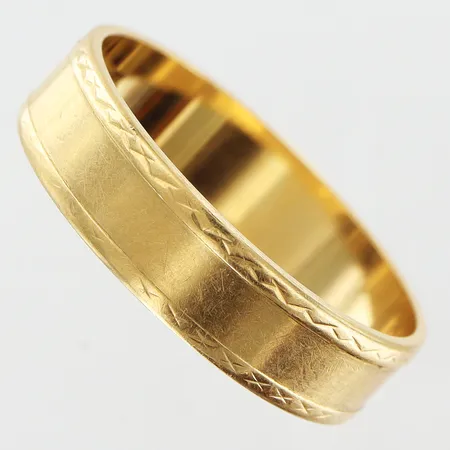 Ring mönster stl:17½ bredd 4,5mm 18K. Vikt: 2,7 g