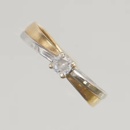 Ring tvåfärgad med sten stl19½ bredd:3,2-4,5mm 18K 1,2g.
