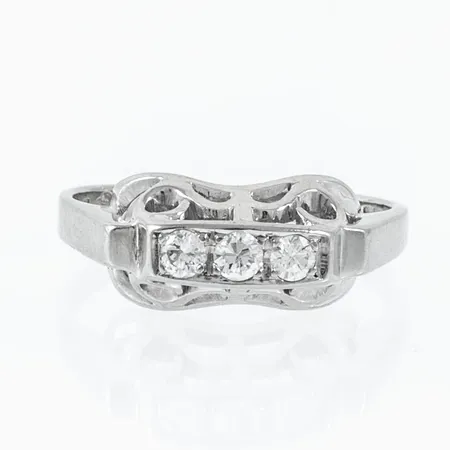 Ring med tre briljantslipade diamanter totalt ca 0,16ct stl:16 bredd 1,7-7mm, vitguld 18K 2,6g.