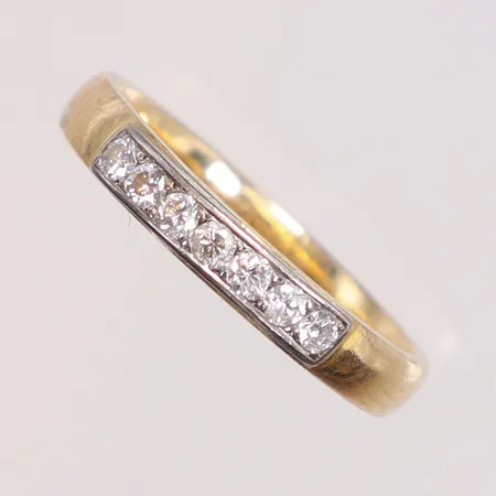 Ring med diamanter 7xca0,02ct stl:15½ bredd 2,5mm 18K Vikt: 2,5 g