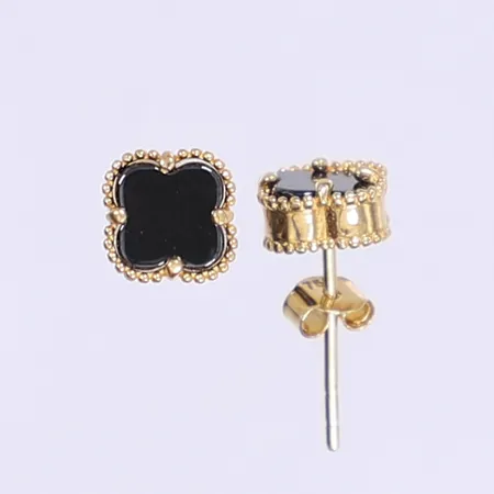 Ett par örhängen med svart sten 5x5mm 18K bruttovikt 1,4g Vikt: 0 g