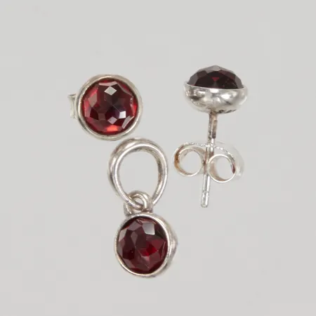 Ett par örhängen med röda stenar ca Ø 7mm, ett hänge med röd sten 12mm, stämplade ALE 925/1000 silver Vikt: 2,7 g
